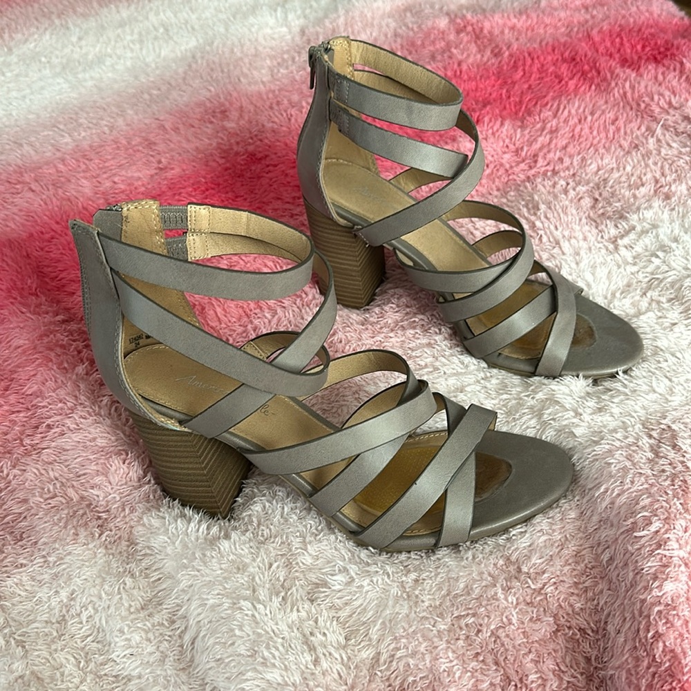 Women’s strappy American Eagle tope colored heels